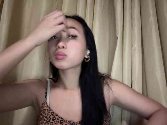 LilyBrazen webcam
