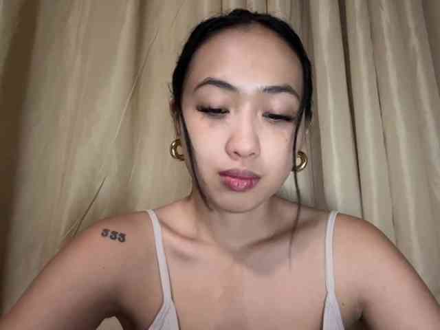 LilyBrazen webcam