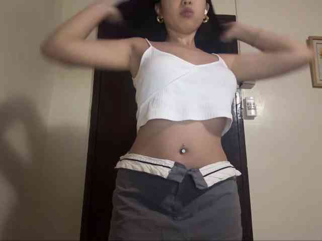 LilyBrazen webcam
