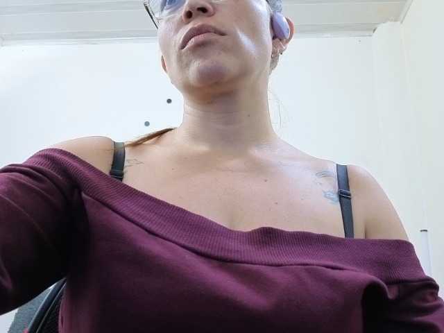 soyemilyhanks live cam on BongaCams