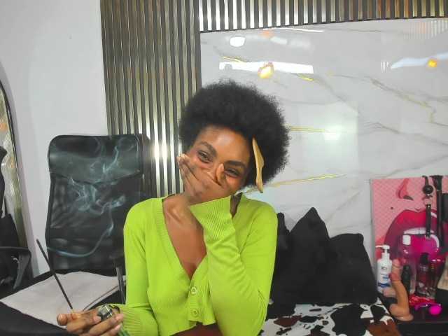 le modèle Ashazuri est en webcam porno dans un show sur le site bongacams, il possède les tags suivants: Ebony,Brunette,Trimmed