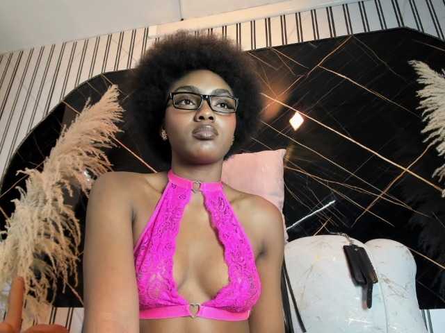le modèle Ashazuri est en webcam porno dans un show sur le site bongacams, il possède les tags suivants: Ebony,Brunette,Trimmed