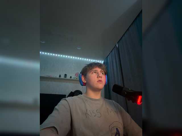 tiny-t0n live webcam show