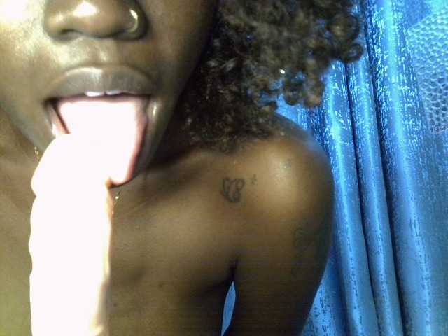 Sassyjuma live cam on BongaCams