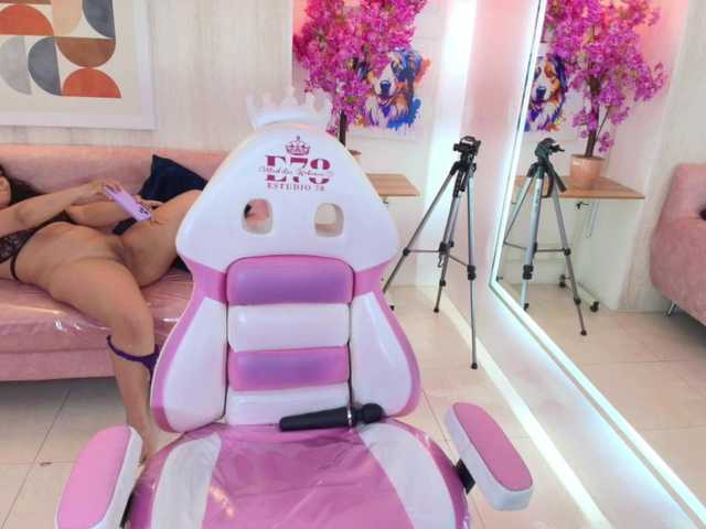 Kitty-meow live cam on BongaCams