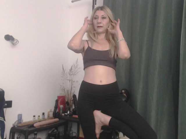 FoxyloveXXX live cam on BongaCams