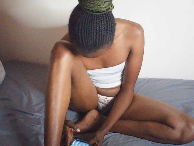 Suzyb live cam on BongaCams