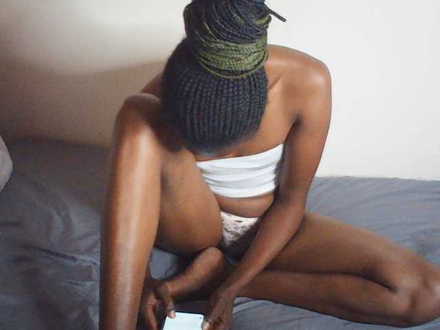 Suzyb live cam on BongaCams