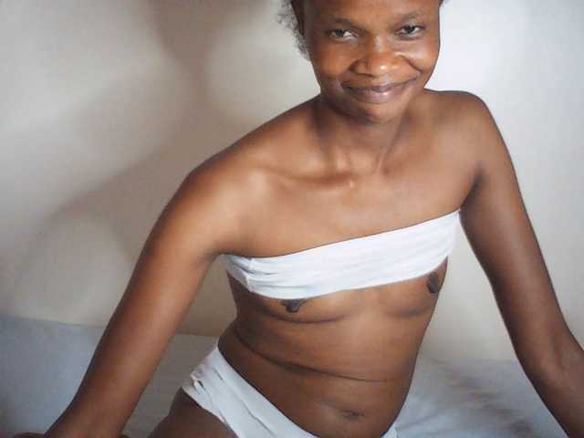 Suzyb live cam on BongaCams