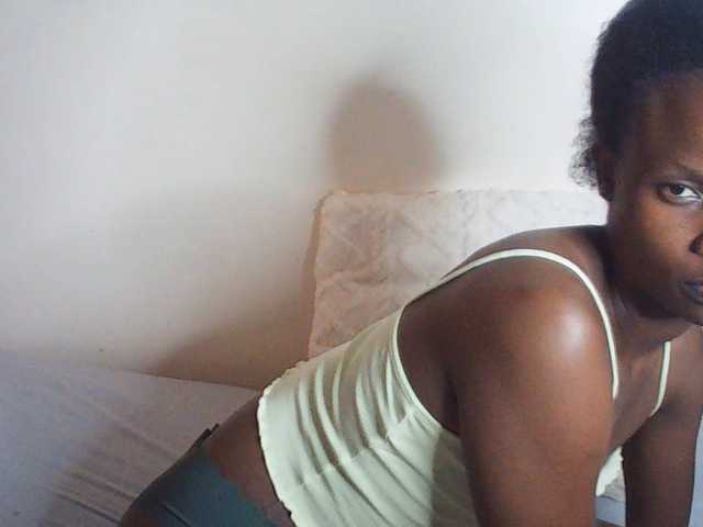 Suzyb live cam on BongaCams
