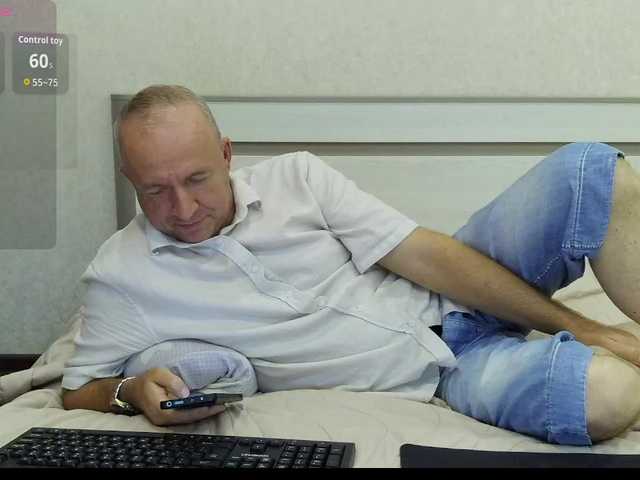 UrbanVibes — live male cam