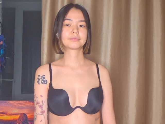 TinyHanzel live cam on BongaCams