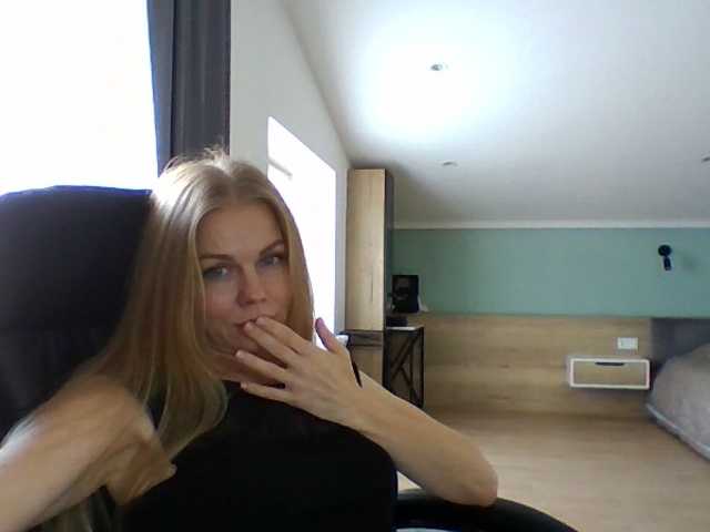 BlondaTina live cam preview
