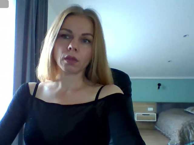 BlondaTina live cam preview