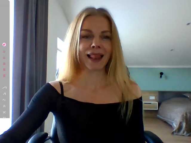 Live room thumbnail for BlondaTina