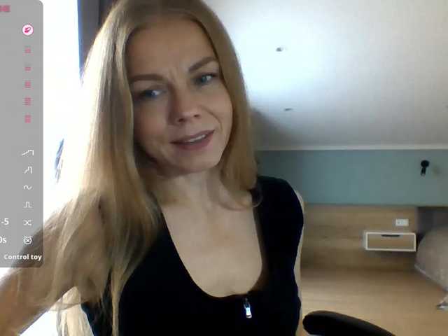 BlondaTina live cam preview