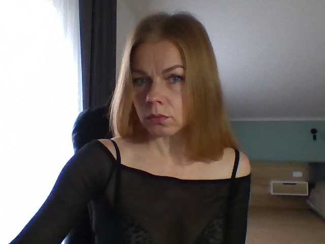 BlondaTina live cam preview