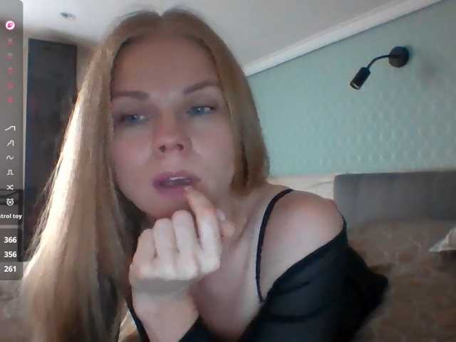 BlondaTina live cam preview