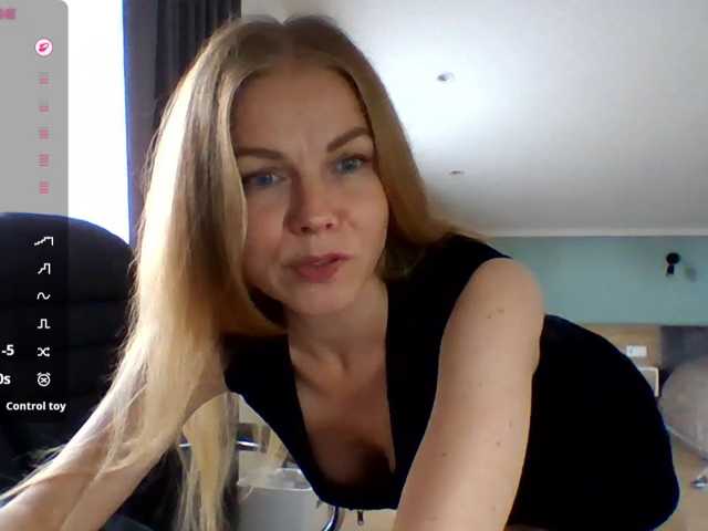 BlondaTina live cam preview