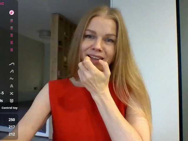 BlondaTina live cam preview
