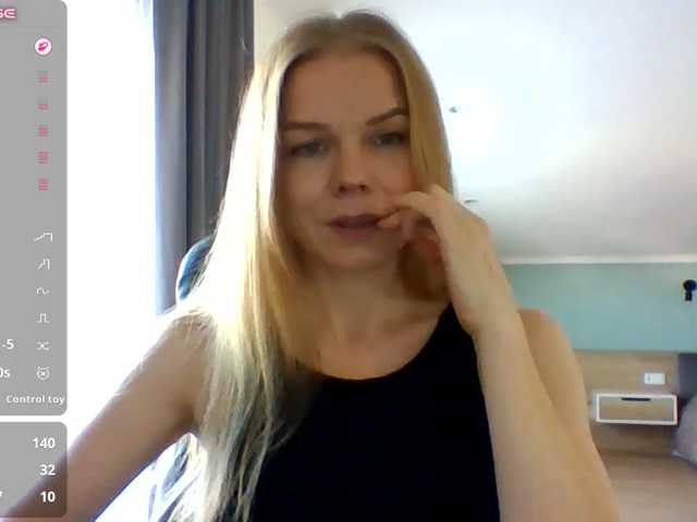 Tina45516 live cam on BongaCams