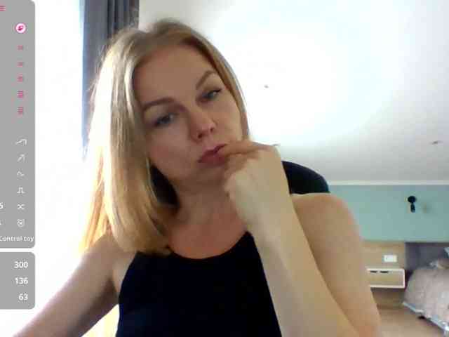 BlondaTina webcam
