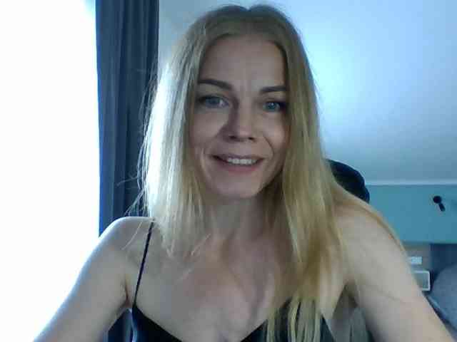 BlondaTina webcam