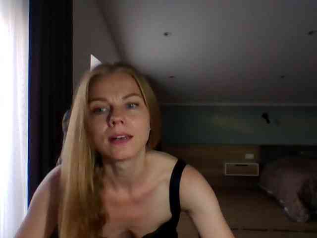 BlondaTina webcam