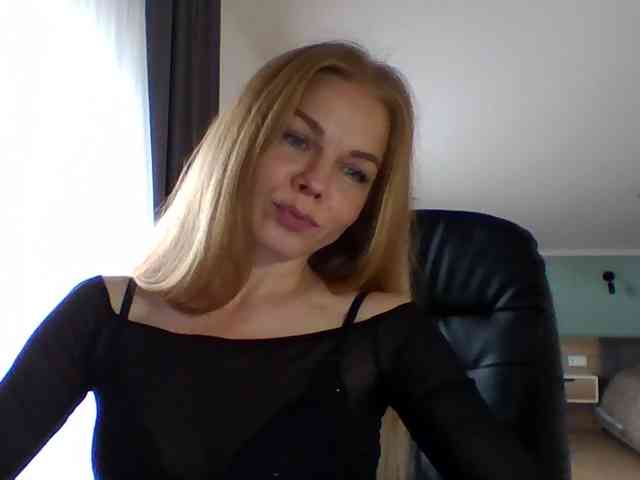BlondaTina webcam