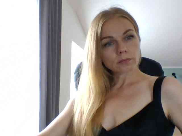 BlondaTina webcam
