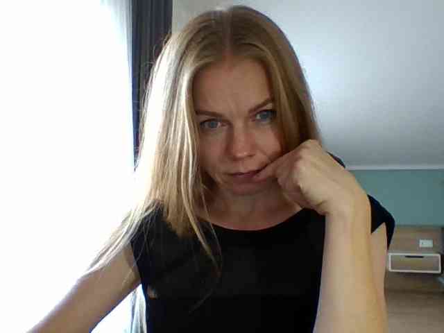 BlondaTina webcam