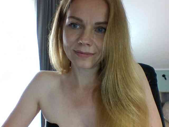 BlondaTina webcam
