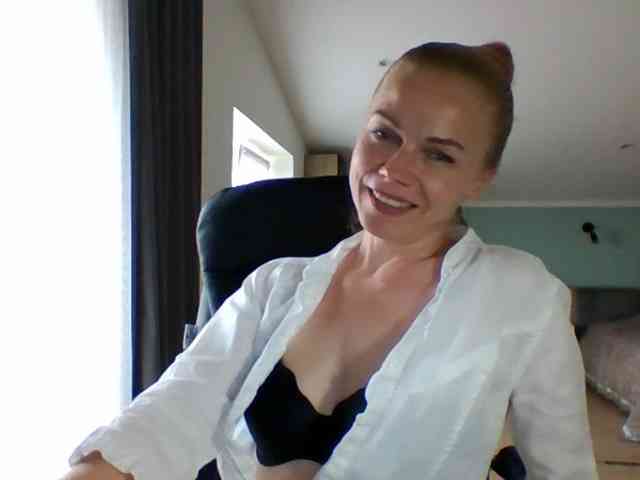 blondatina's live room