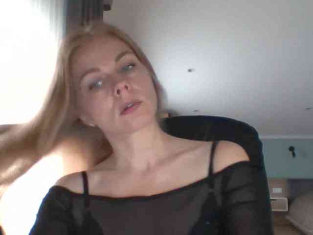 BlondaTina webcam
