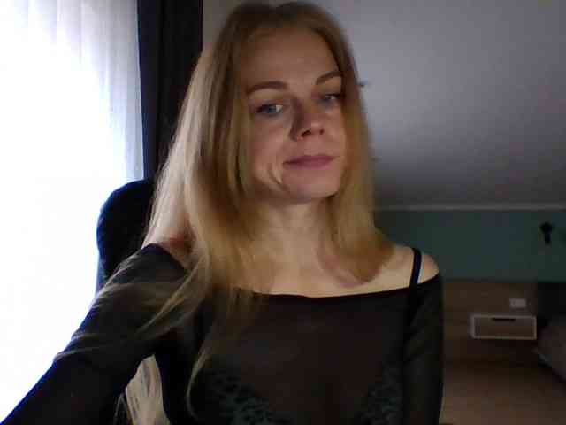 BlondaTina webcam