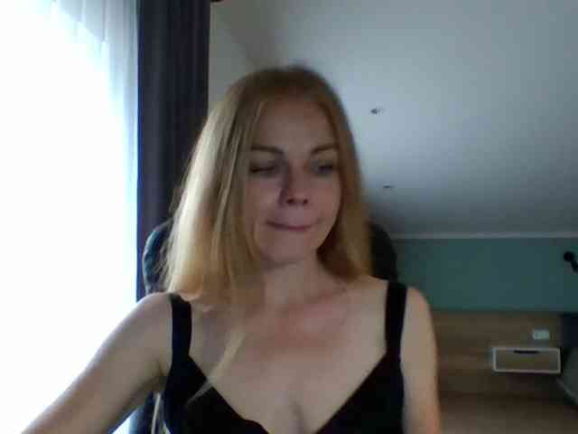 BlondaTina webcam