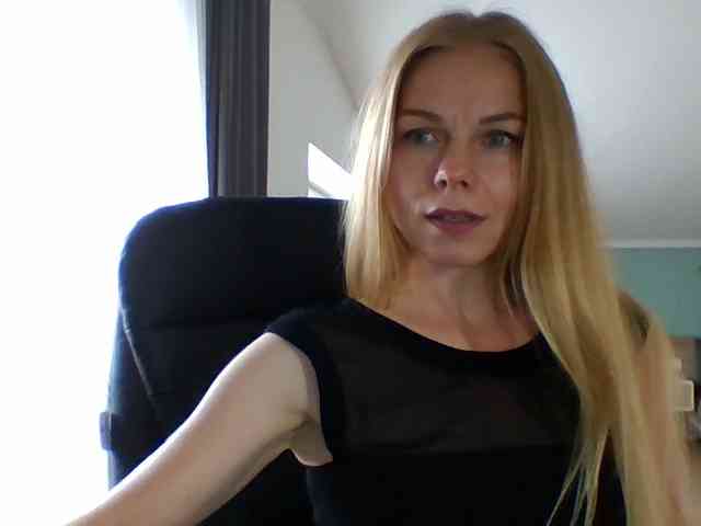 BlondaTina webcam