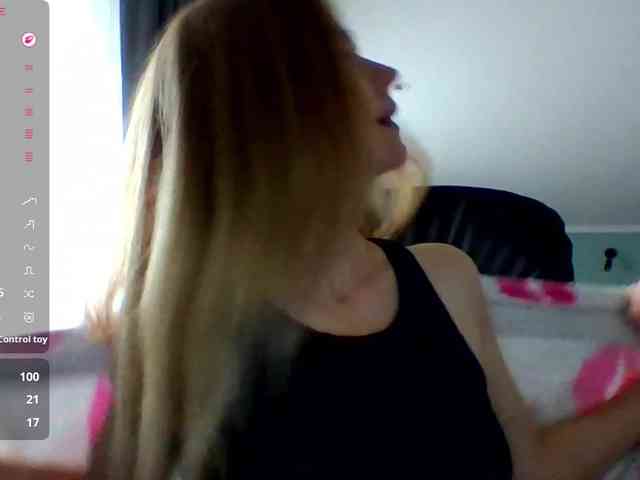 BlondaTina webcam