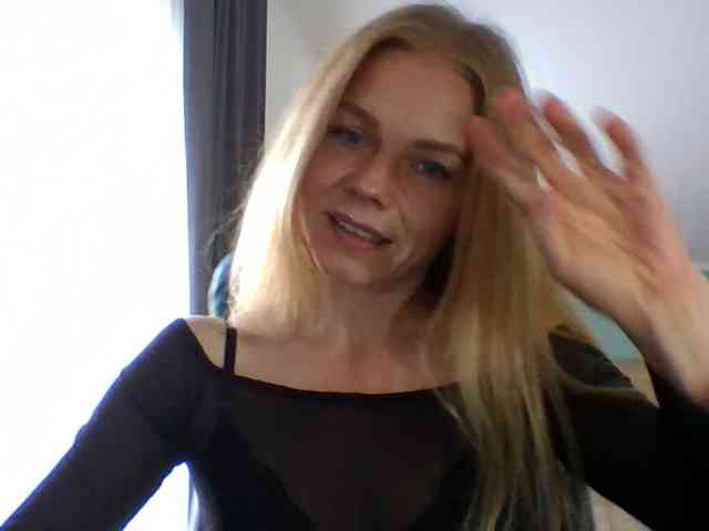 Model: BlondaTina