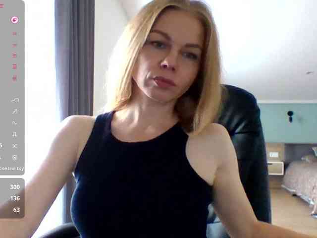 BlondaTina webcam