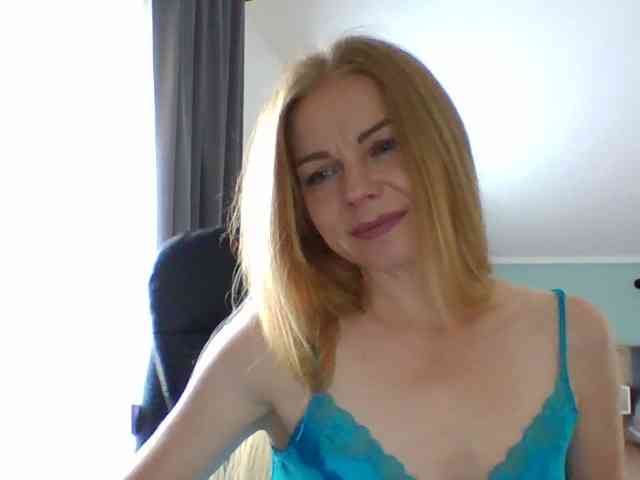 BlondaTina webcam