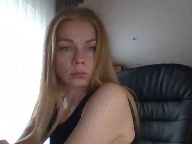 BlondaTina webcam