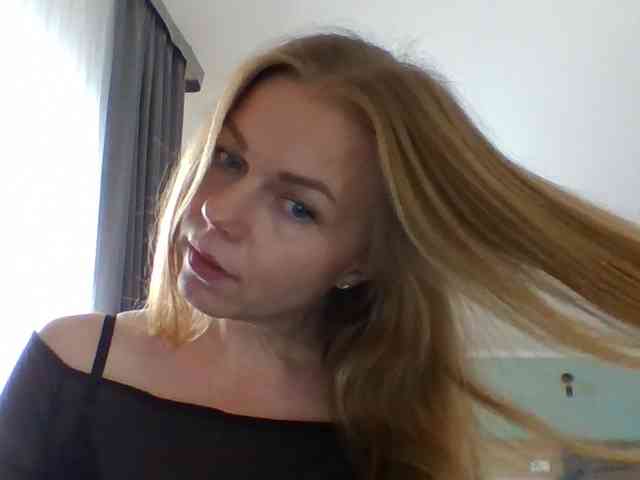 BlondaTina webcam