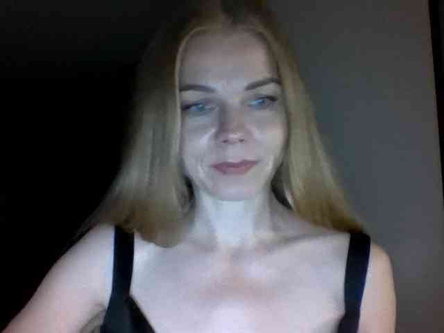 BlondaTina webcam