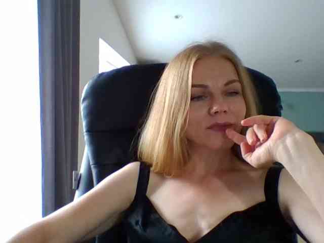BlondaTina webcam