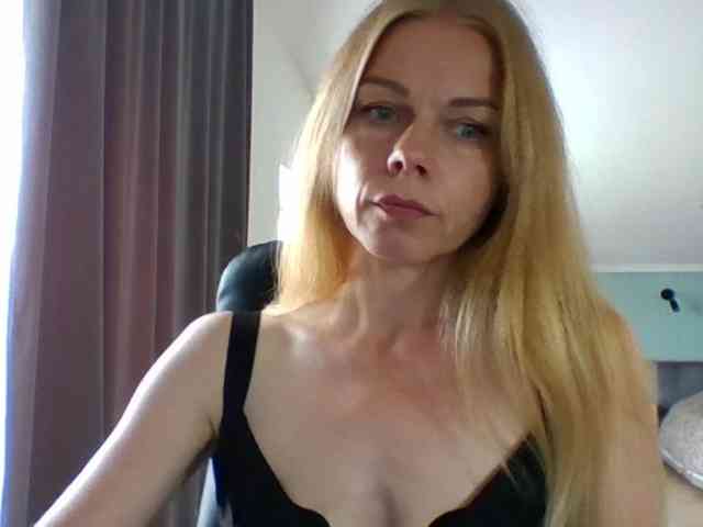 BlondaTina webcam