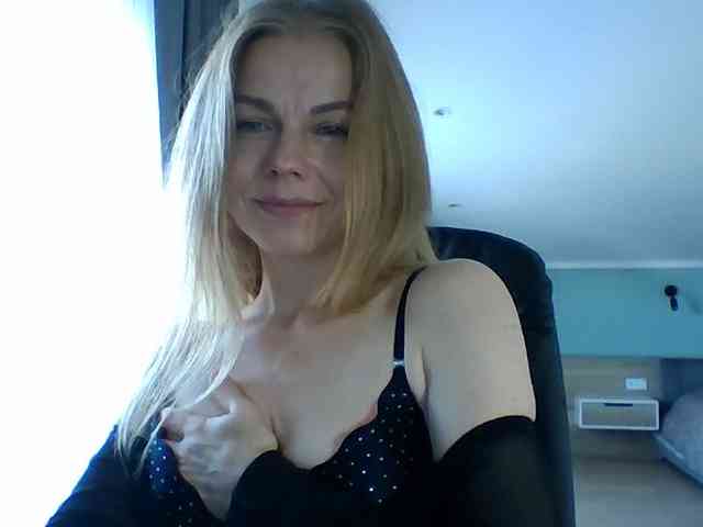 BlondaTina webcam