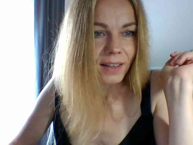 BlondaTina webcam