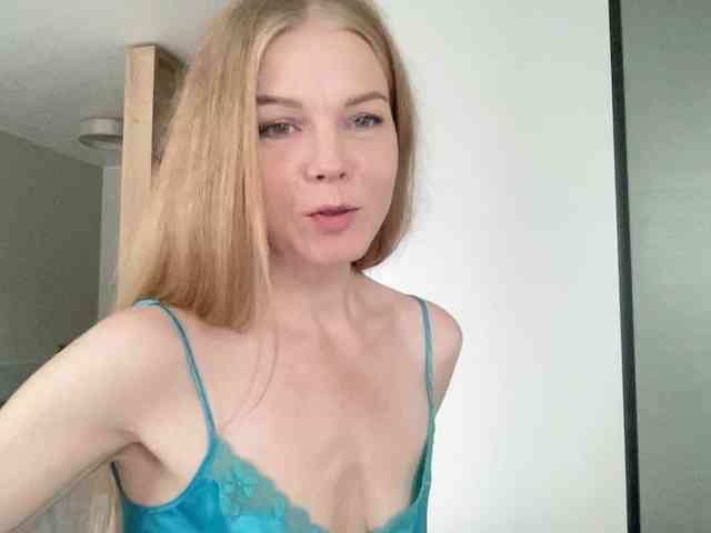 BlondaTina webcam