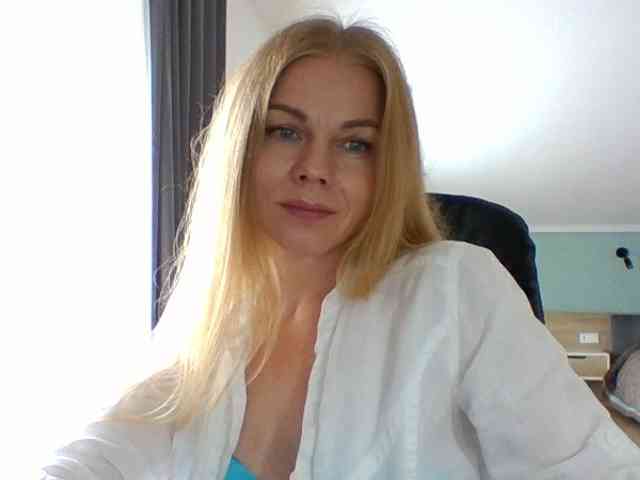 BlondaTina webcam